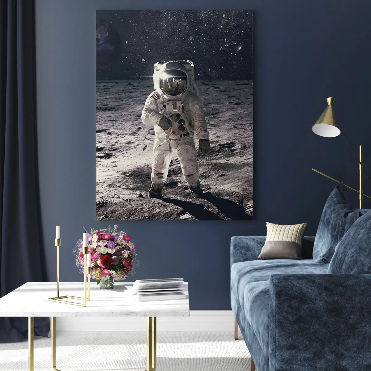 Impression sur verre - Image sur verre - Astronaute à la surface de la Lune avec la Terre en arrière-plan - 80x120cm - Salutations de la lune - Décoration murale moderne pour le salon et la chambre ARTTOR