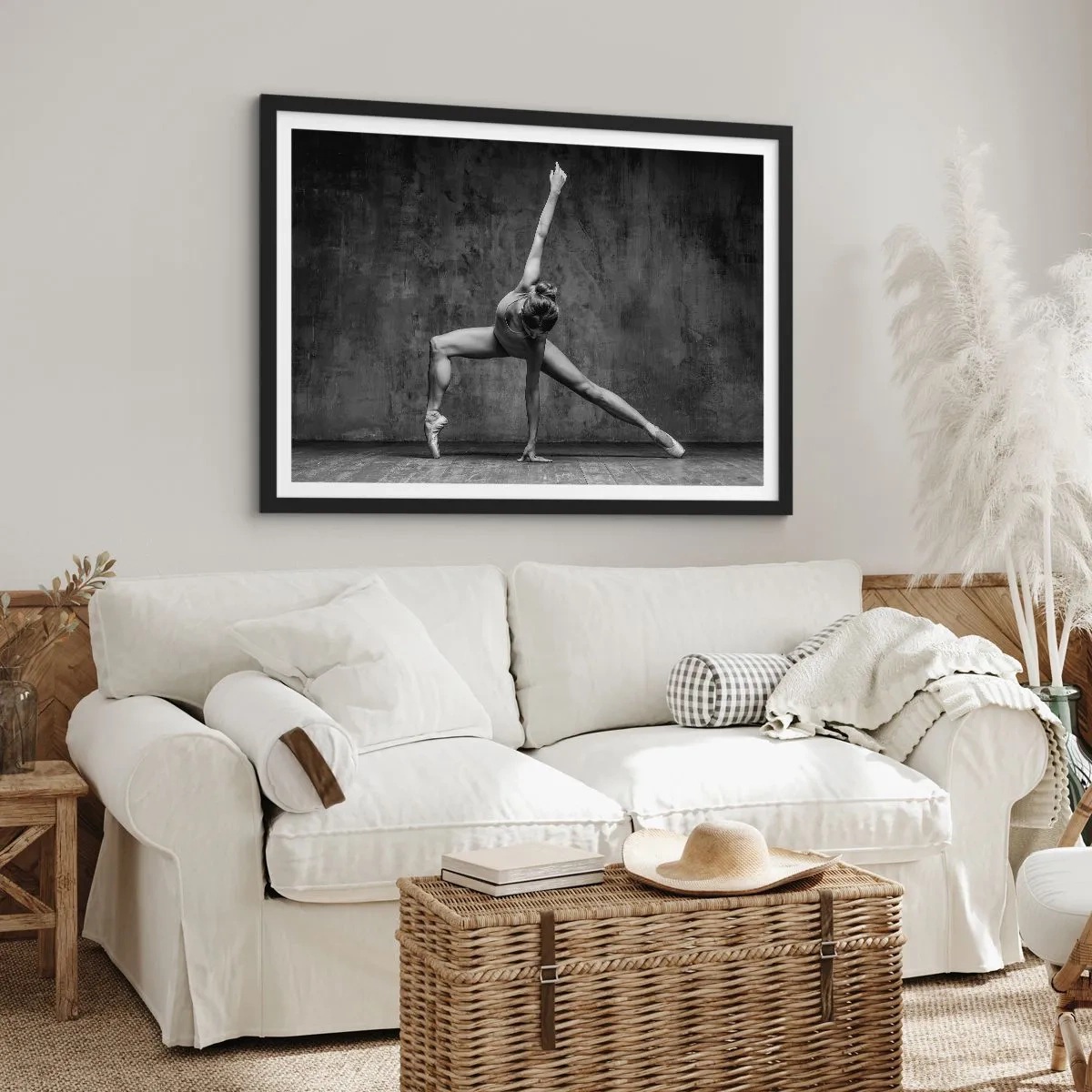Affiche dans un cadre noir - Poster - Une danseuse dans une pose artistique contre un mur brut - 100x70cm - Balance idéale - Décoration murale moderne pour le salon et la chambre ARTTOR