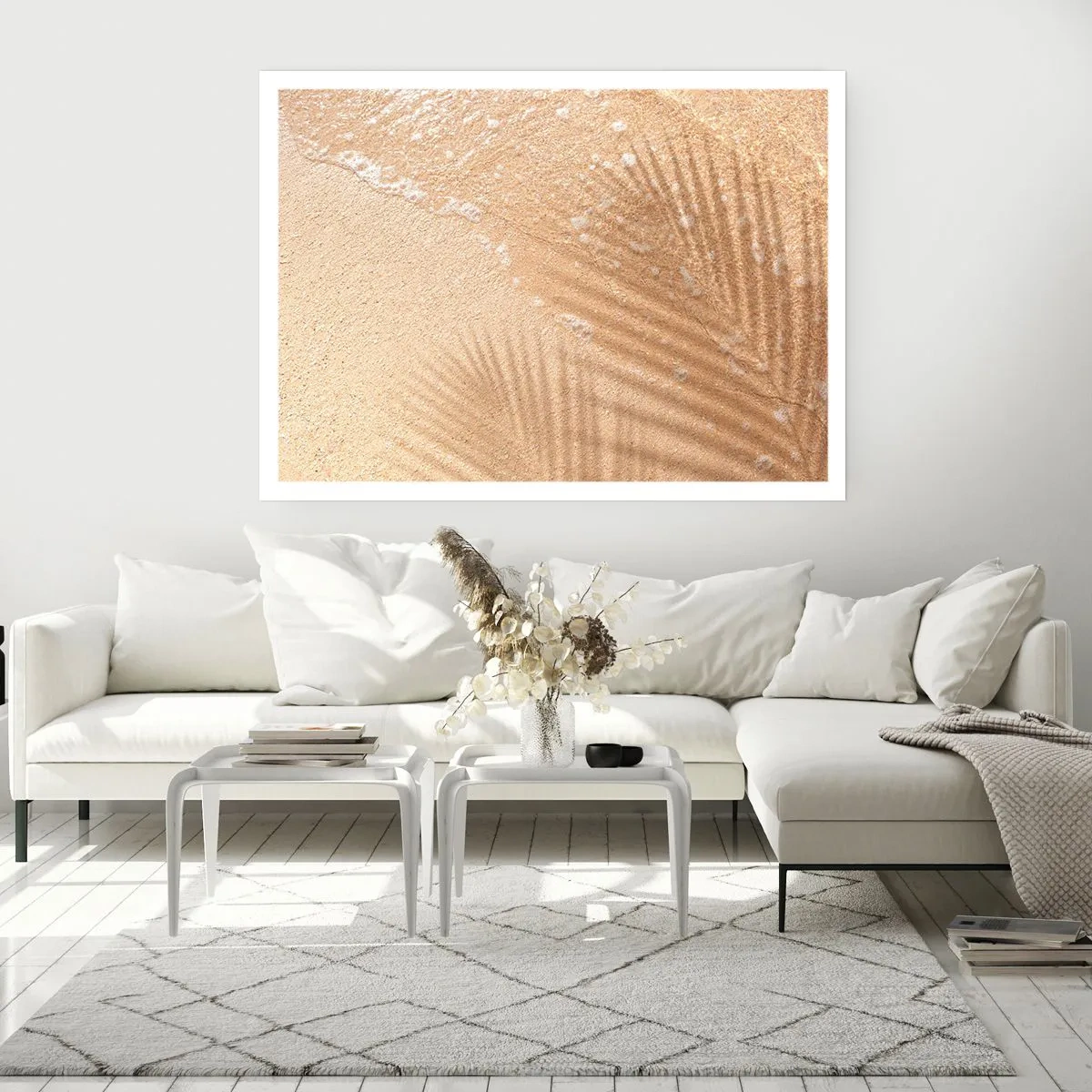 Affiche - Poster - L'ombre d'un palmier sur le sable avec un délicat motif de vagues - 100x70cm - Ombre d'un été chaud - Décoration murale moderne pour le salon et la chambre ARTTOR