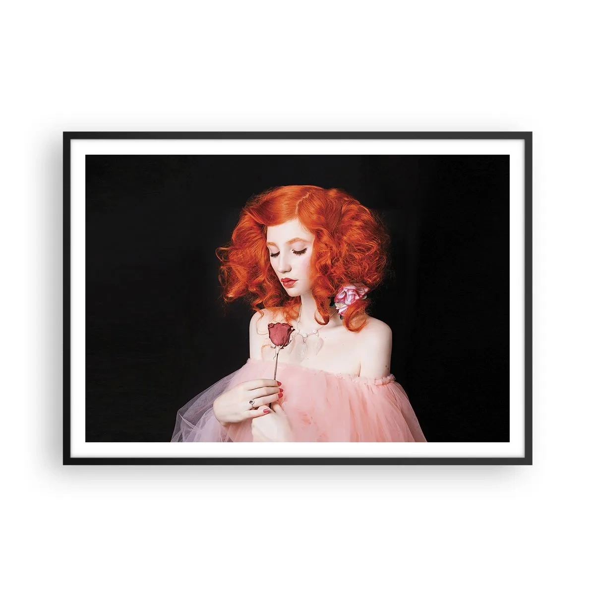Affiche dans un cadre noir - Poster - Une femme aux cheveux roux tenant une rose - 100x70cm - De style baroque - Décoration murale moderne pour le salon et la chambre ARTTOR