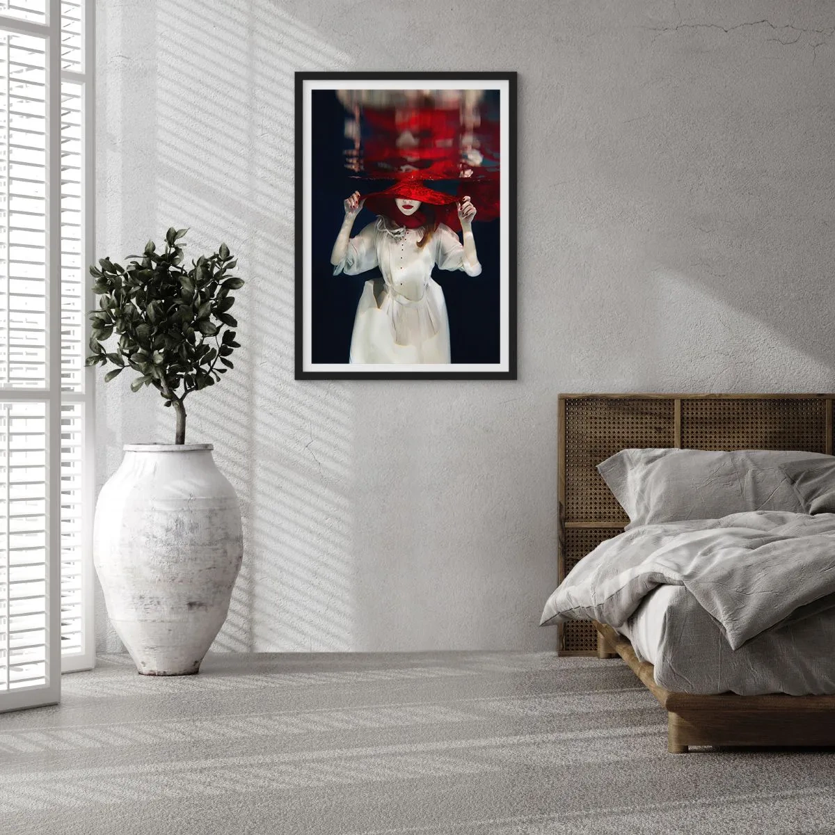 Affiche dans un cadre noir - Poster - Une femme portant un chapeau rouge est submergée sous l'eau. - 50x70cm - Femme mystérieuse - Décoration murale moderne pour le salon et la chambre ARTTOR