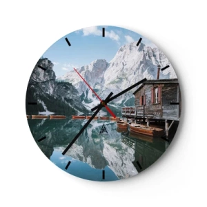 Horloge murale - Pendule murale - Un lac de montagne avec des bateaux en bois et une cabane sur la rive - 30x30cm - Un matin cristallin en montagne - Décoration murale moderne pour le salon, la cuisine et la chambre ARTTOR