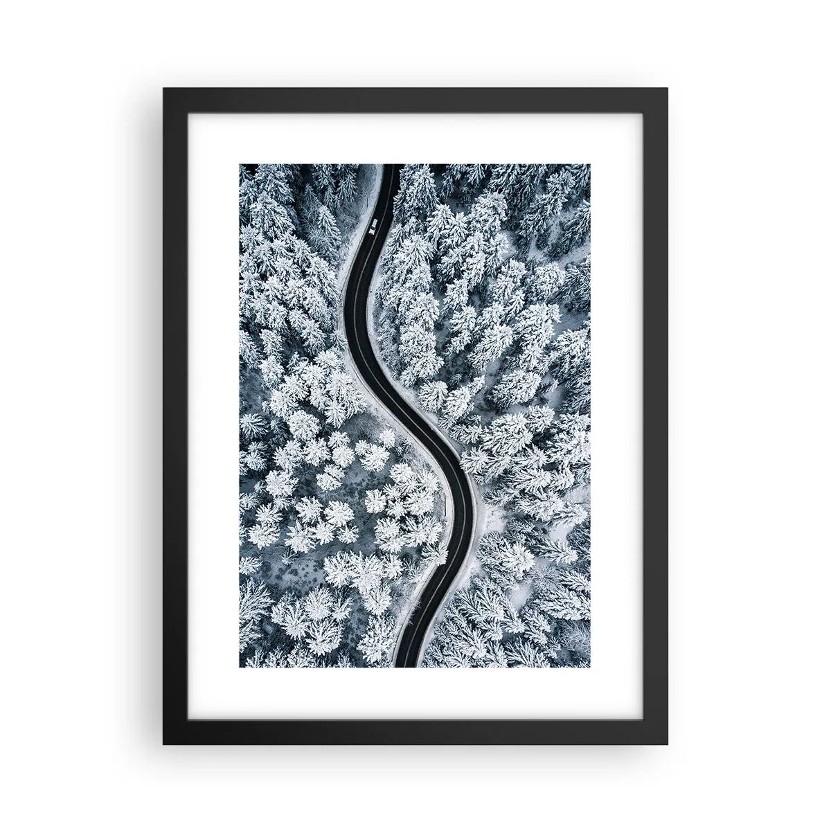 Affiche dans un cadre noir - Poster - À travers une forêt d'hiver - 30x40 cm