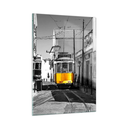 Impression sur verre - Image sur verre - Un tramway jaune dans une rue noire et blanche d'une ville européenne. - 50x70cm - L'âme de Lisbonne - Décoration murale moderne pour le salon et la chambre ARTTOR