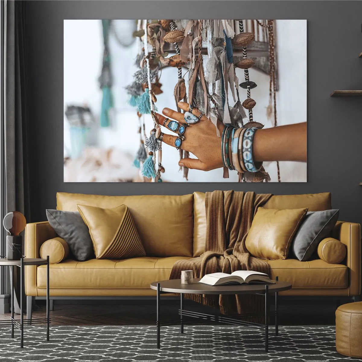 Impression sur verre - Image sur verre - Main avec des bijoux bohèmes touchant une décoration ethnique - 70x50cm - Trésor local - Décoration murale moderne pour le salon et la chambre ARTTOR