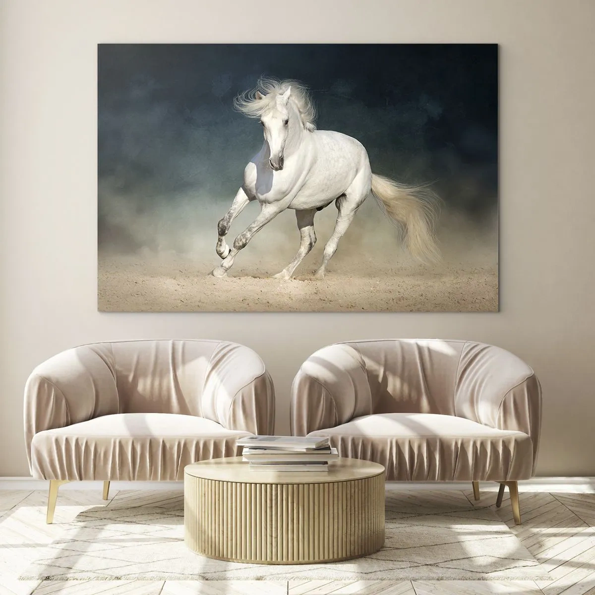 Impression sur verre - Image sur verre - Un cheval blanc galopant sur le sable contre un ciel sombre. - 70x50cm - La liberté à l'état pur - Décoration murale moderne pour le salon et la chambre ARTTOR