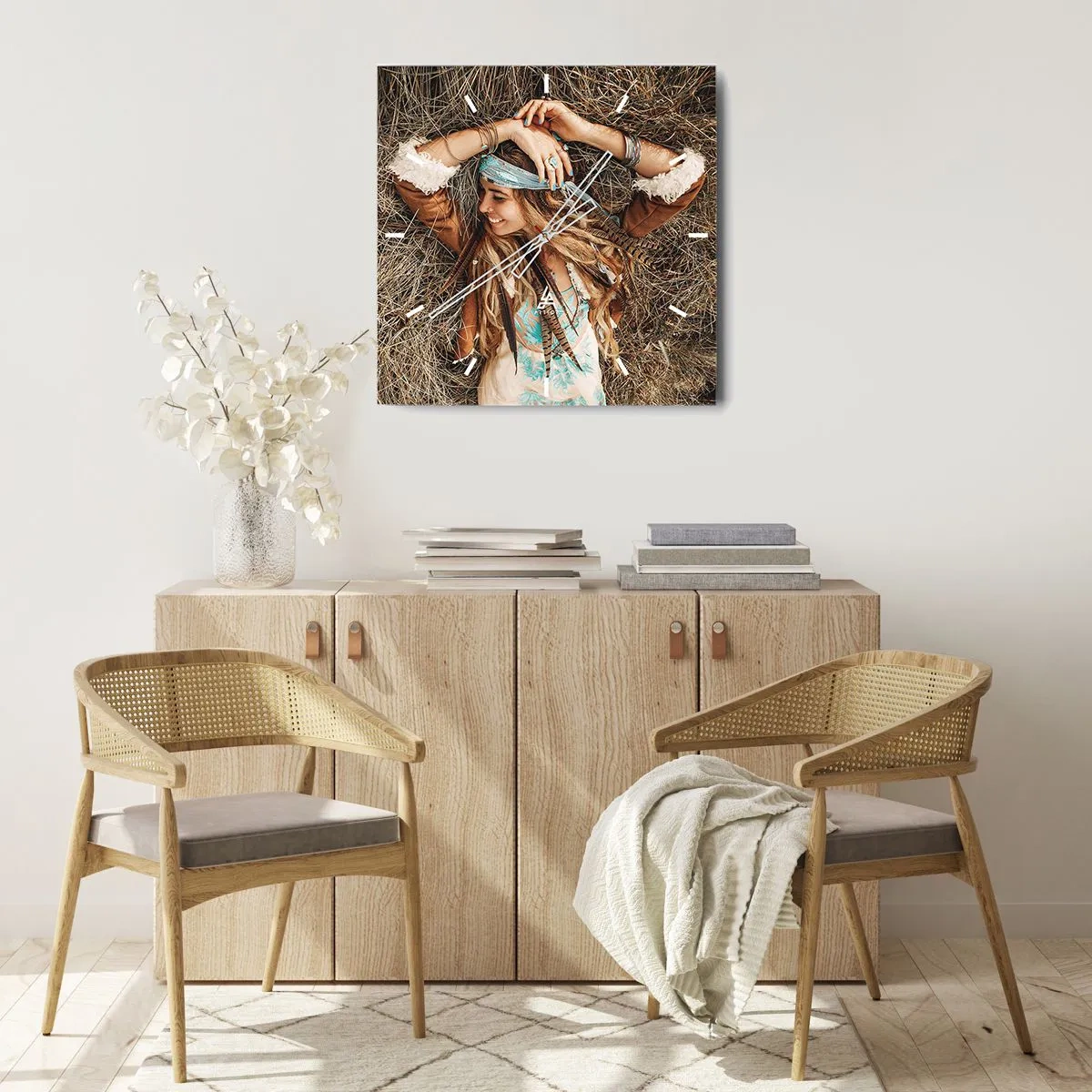Horloge murale - Pendule murale - Femme de style bohème allongée sur du foin - 30x30cm - En route vers les années d'amour - Décoration murale moderne pour le salon et la chambre ARTTOR