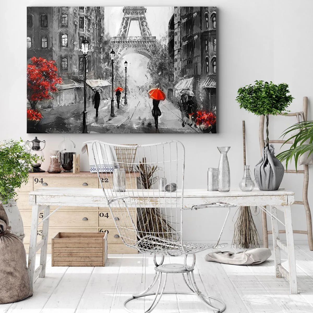 Impression sur toile - Image sur toile - Une rue avec vue sur la Tour Eiffel et des parapluies rouges - 120x80cm - Tous les chemins mènent à elle - Décoration murale moderne pour le salon et la chambre ARTTOR