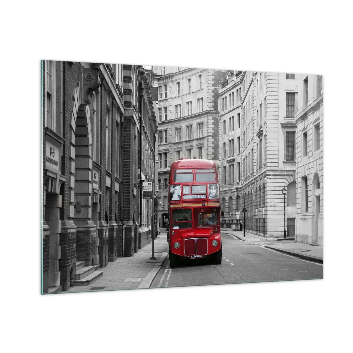 Impression sur verre - Image sur verre - Un bus rouge parmi les rues monochromes de la ville - 100x70cm - La vie de tous les jours ne doit pas être grise - Décoration murale moderne pour le salon et la chambre ARTTOR