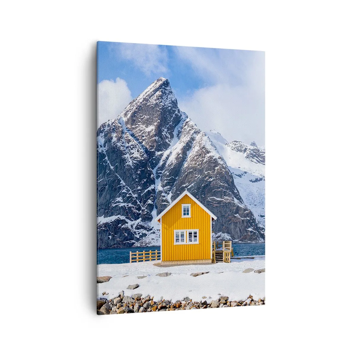 Impression sur toile - Image sur toile - Une maison jaune sur fond de montagnes enneigées et de la mer - 70x100cm - Vacances scandinaves - Décoration murale moderne pour le salon et la chambre ARTTOR