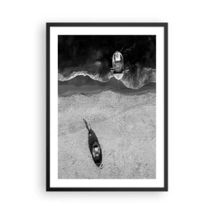 Affiche dans un cadre noir - Poster - Une photographie aérienne en noir et blanc d'un bateau sur une plage - 50x70cm - Toujours sur le rivage… - Décoration murale moderne pour le salon et la chambre ARTTOR