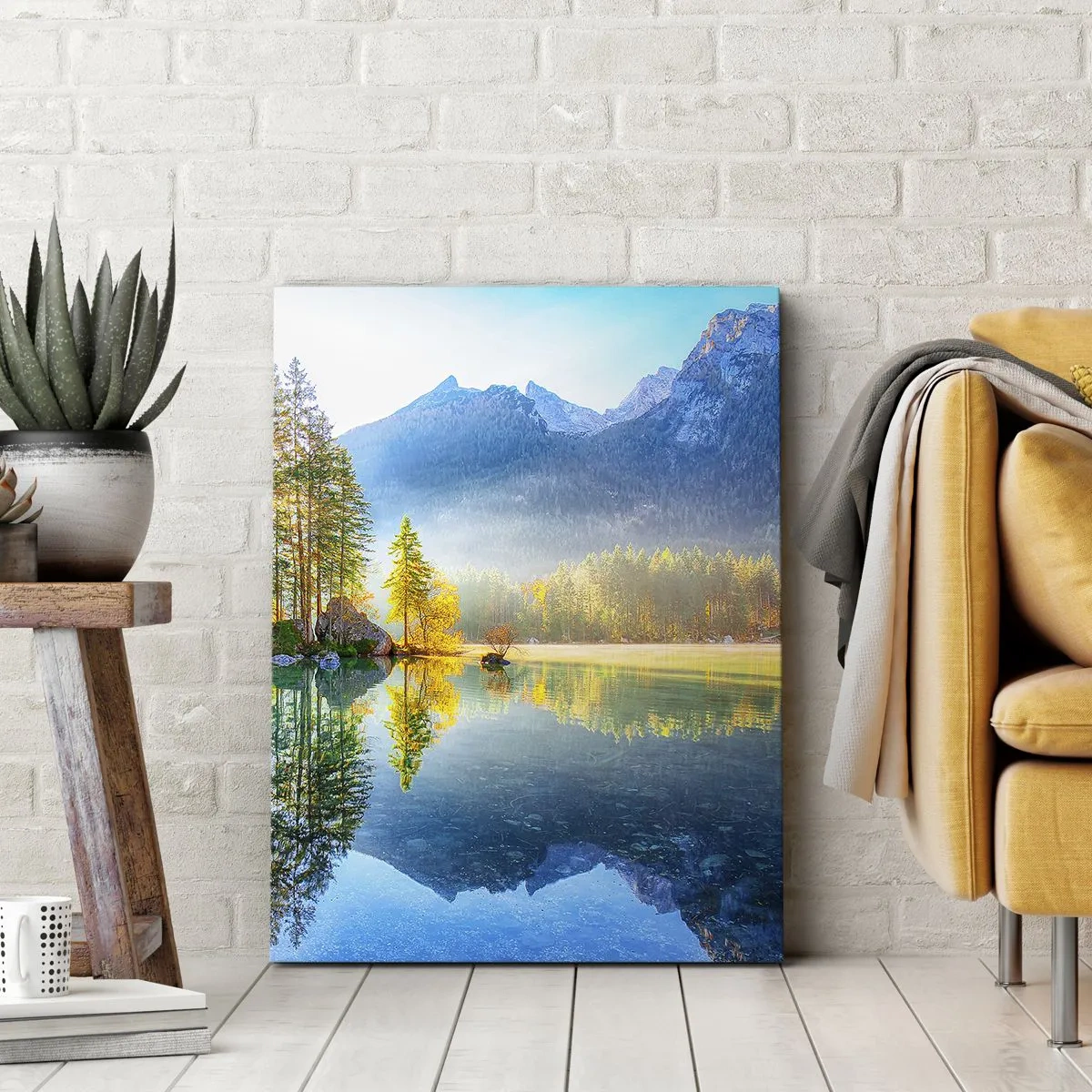 Impression sur toile - Image sur toile - Un lac entouré de montagnes et de forêts sous les rayons du soleil - 50x70cm - Majesté et douceur - Décoration murale moderne pour le salon et la chambre ARTTOR