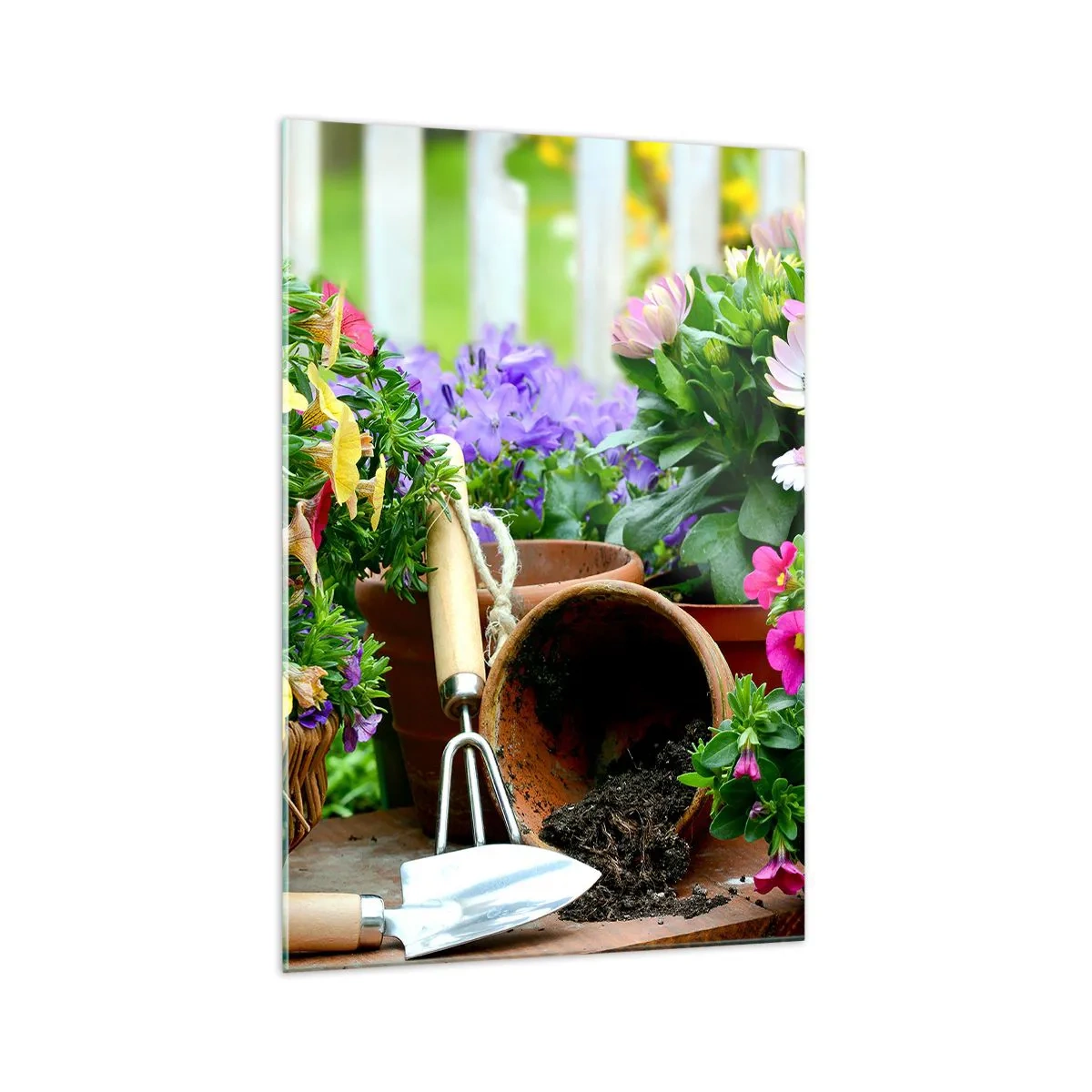 Impression sur verre - Image sur verre - Fleurs colorées dans des pots avec des outils de jardinage sur la table - 70x100cm - Le jardin de Zosia - Décoration murale moderne pour le salon et la chambre ARTTOR