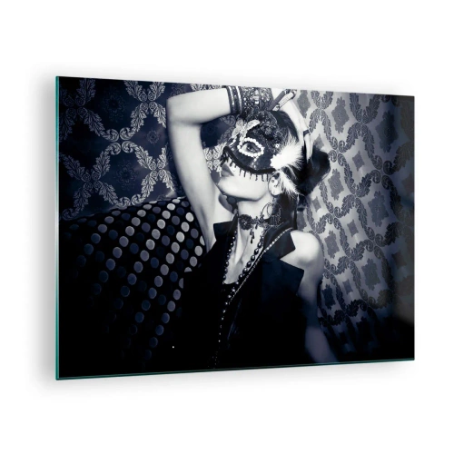 Impression sur verre - Image sur verre - Une silhouette masquée contre un mur à motifs dans des tons de noir et blanc - 70x50cm - Décorations, ornements, motifs… - Décoration murale moderne pour le salon et la chambre ARTTOR