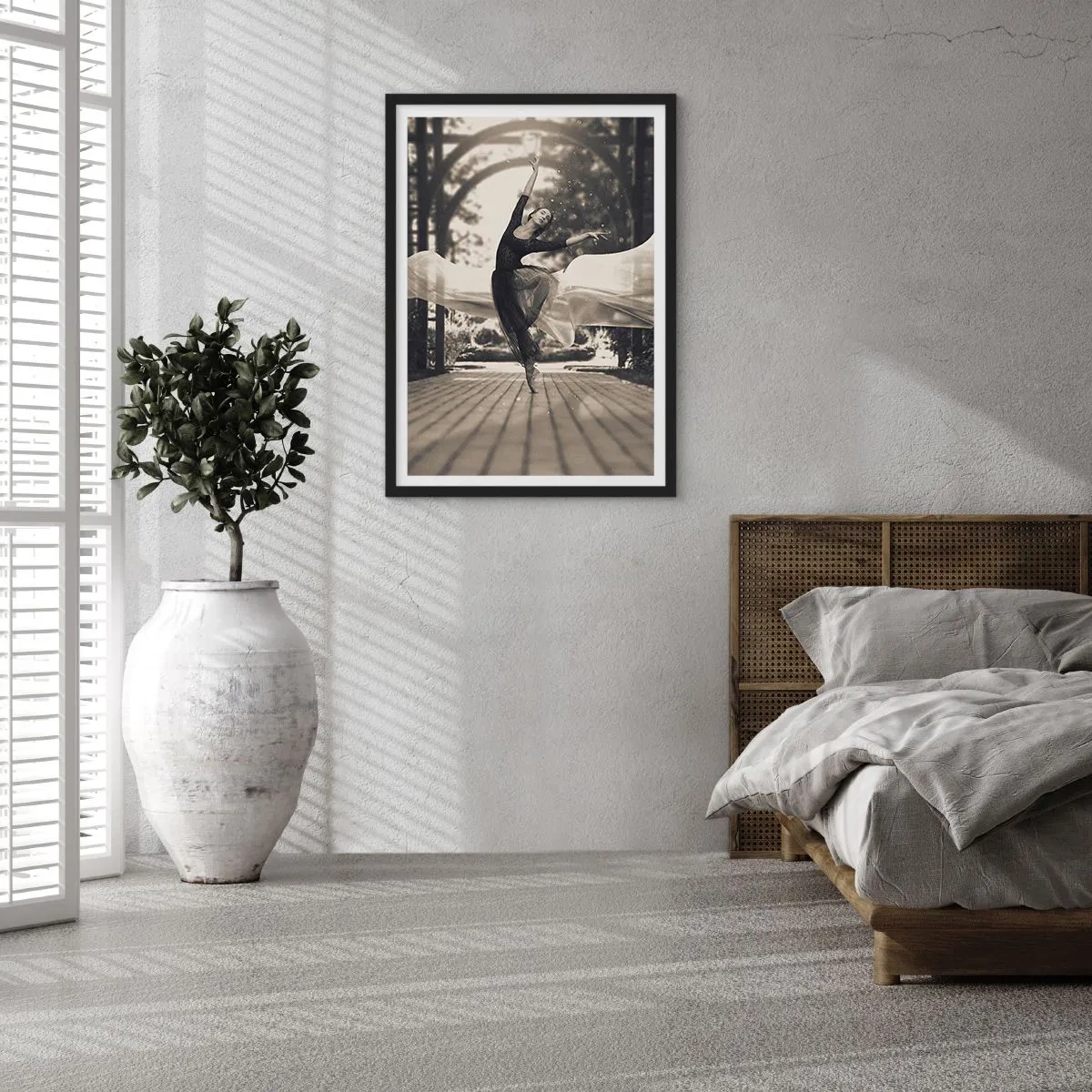 Affiche dans un cadre noir - Poster - Une danseuse en mouvement éthéré dans un décor de jardin - 50x70cm - La danse de l'esprit jardin - Décoration murale moderne pour le salon et la chambre ARTTOR