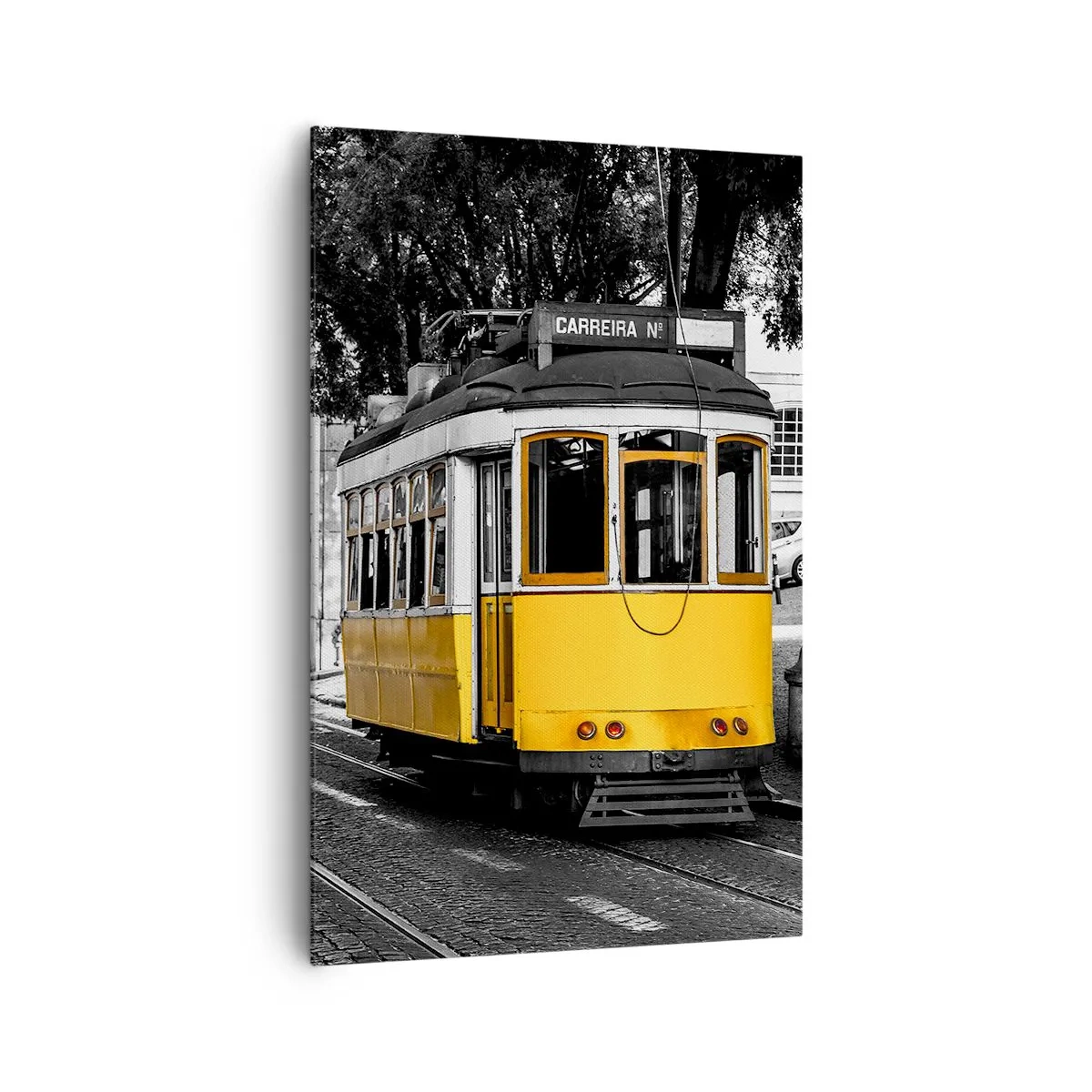Impression sur toile - Image sur toile - Un tramway jaune sur fond de rue en noir et blanc - 80x120cm - Et du fado en arrière-plan - Décoration murale moderne pour le salon et la chambre ARTTOR