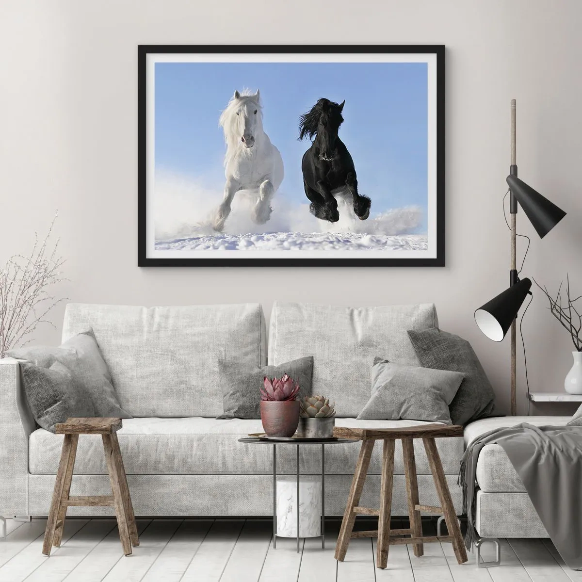 Affiche dans un cadre noir - Poster - Un cheval blanc et un cheval noir galopant dans la neige - 70x50cm - Galop noir et blanc - Décoration murale moderne pour le salon et la chambre ARTTOR