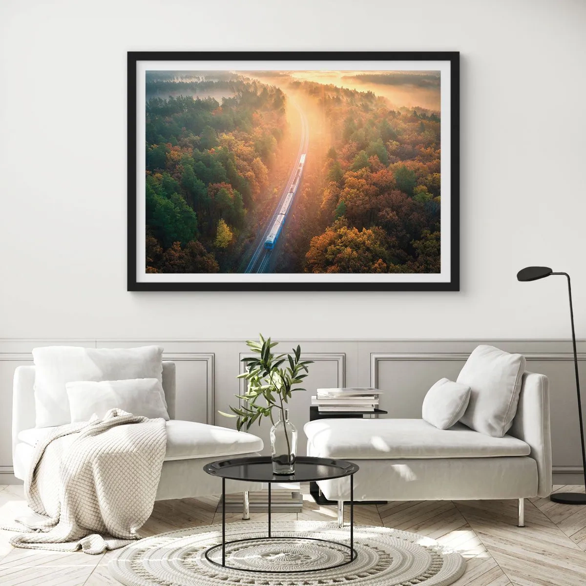 Affiche dans un cadre noir - Poster - Un train dans une forêt d'automne à l'aube - 70x50cm - Voyage printannier - Décoration murale moderne pour le salon et la chambre ARTTOR