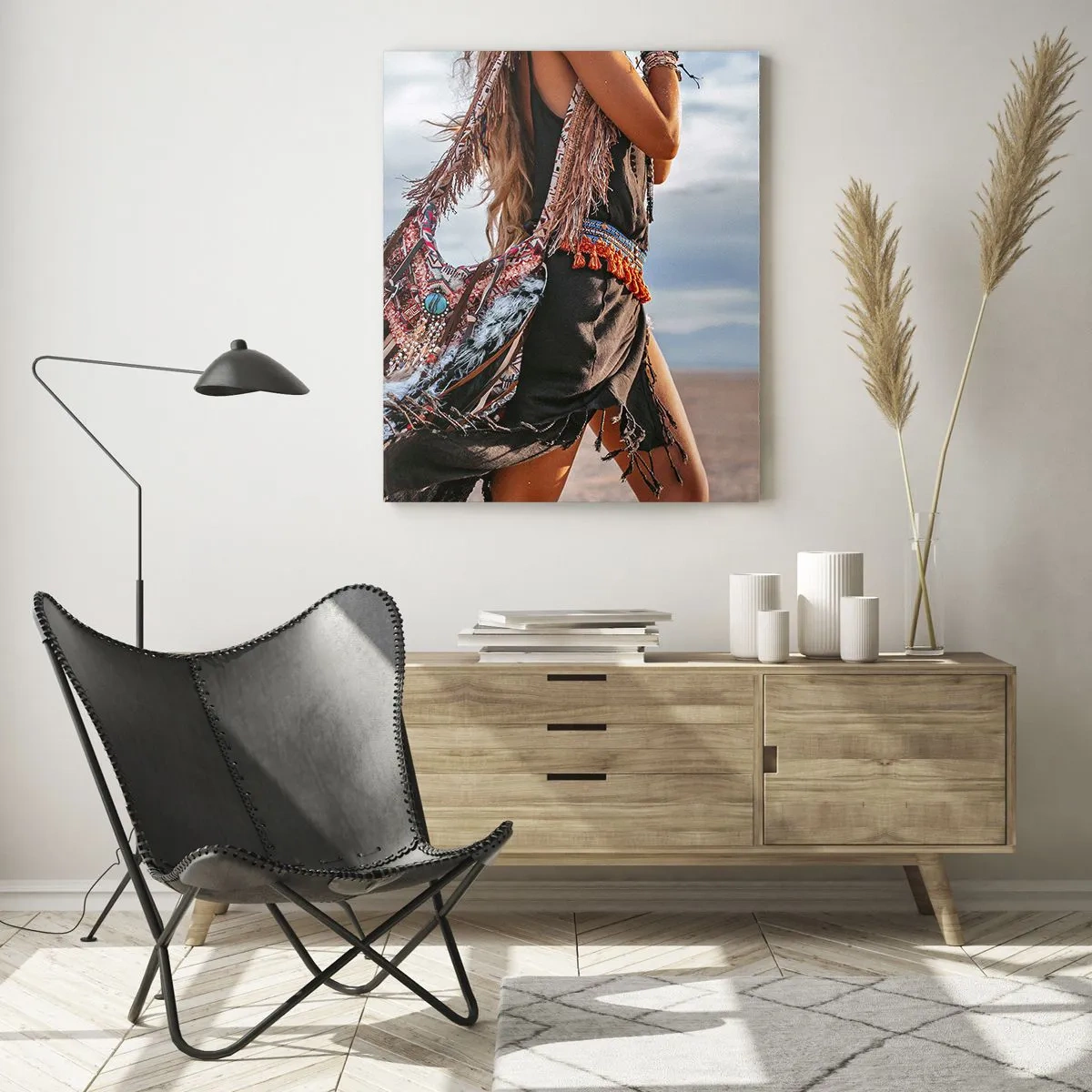 Impression sur verre - Image sur verre - Femme de style bohème avec plumes et décorations sur fond de désert - 50x70cm - La fille du chaman - Décoration murale moderne pour le salon et la chambre ARTTOR