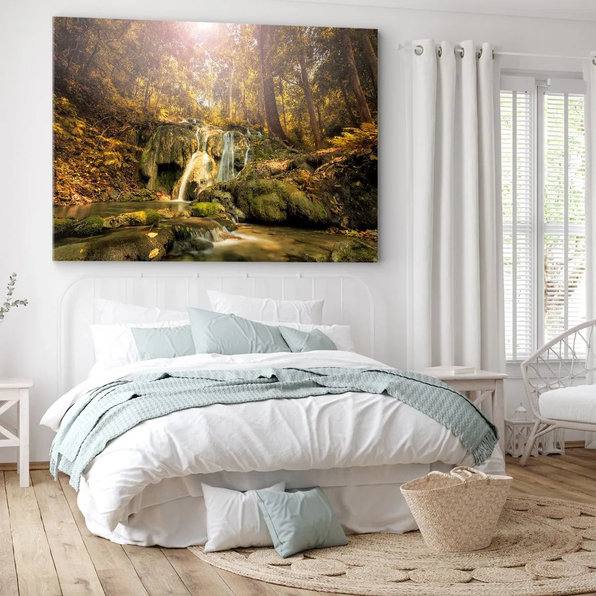 Impression sur toile - Image sur toile - Une cascade forestière sous les rayons du soleil, entourée de verdure - 70x50cm - Cascade de forêt en vert - Décoration murale moderne pour le salon et la chambre ARTTOR