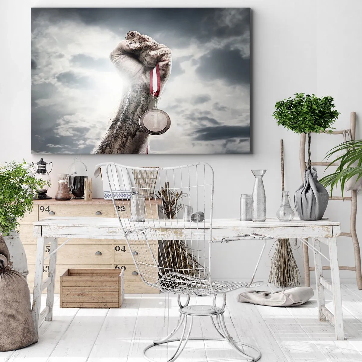 Impression sur toile - Image sur toile - Une main levée avec une médaille contre un ciel nuageux - 100x70cm - Per aspera ad astra - Décoration murale moderne pour le salon et la chambre ARTTOR