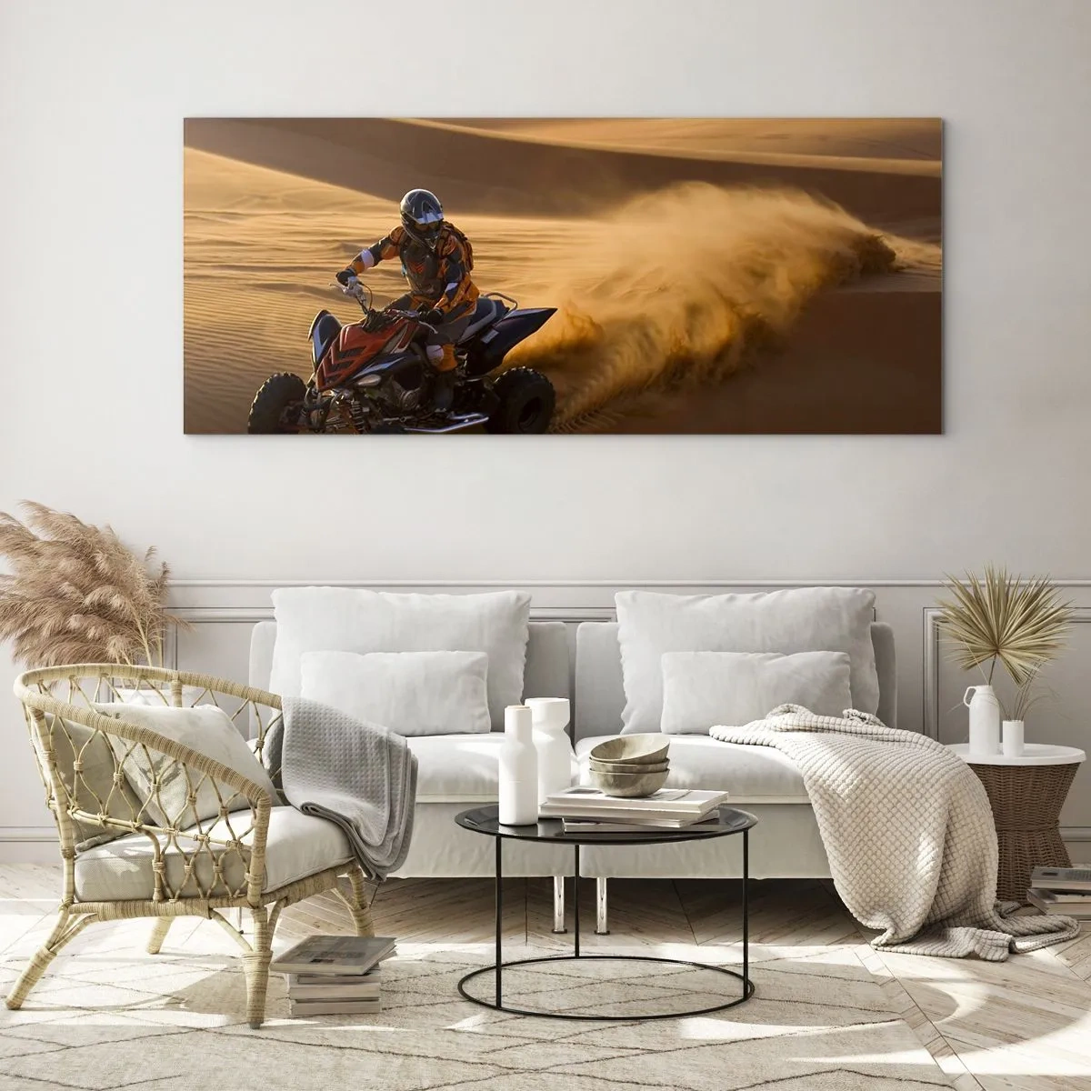Impression sur verre - Image sur verre - Un motocycliste sur un quad traversant à toute vitesse les dunes de sable du désert - 160x50cm - Sur les vagues de sable - Décoration murale moderne pour le salon et la chambre ARTTOR