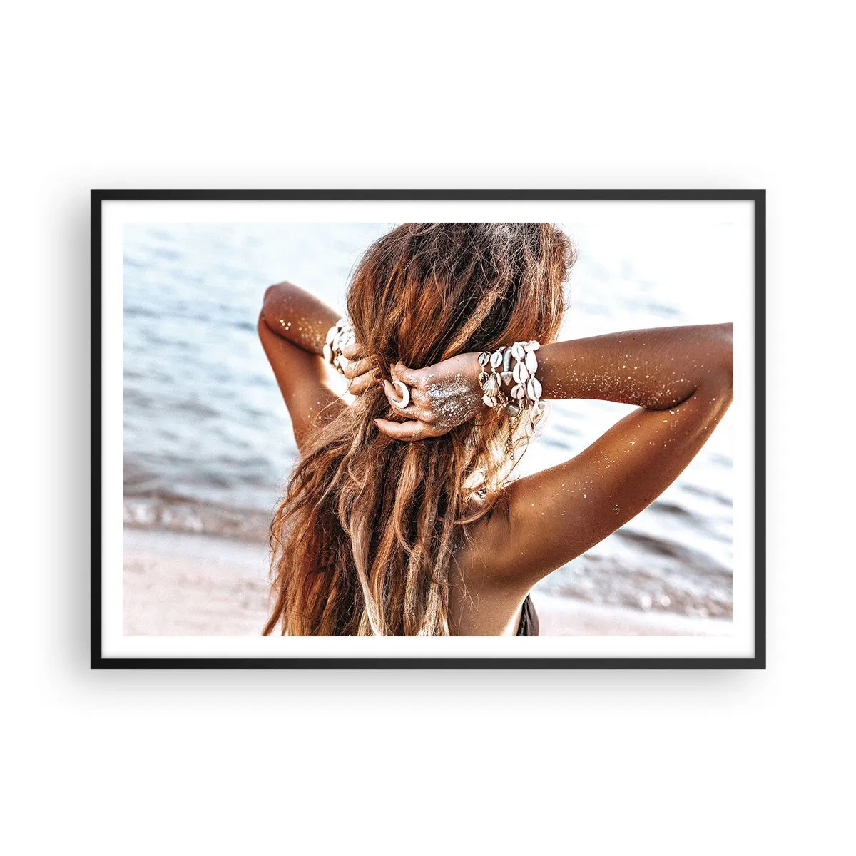 Affiche dans un cadre noir - Poster - Une femme sur la plage avec ses cheveux flottant au soleil - 100x70cm - La soeur de l'eau et du soleil - Décoration murale moderne pour le salon et la chambre ARTTOR