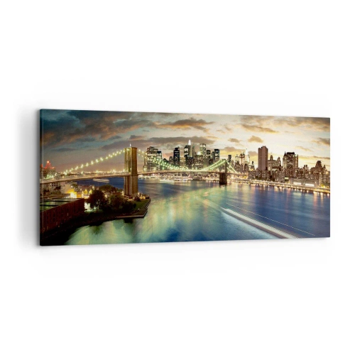 Impression sur toile - Image sur toile - Un pont illuminé avec la ville en arrière-plan, avec des lumières reflétées dans l'eau. - 120x50cm - Une soirée lumineuse sur Manhattan - Décoration murale moderne pour le salon et la chambre ARTTOR
