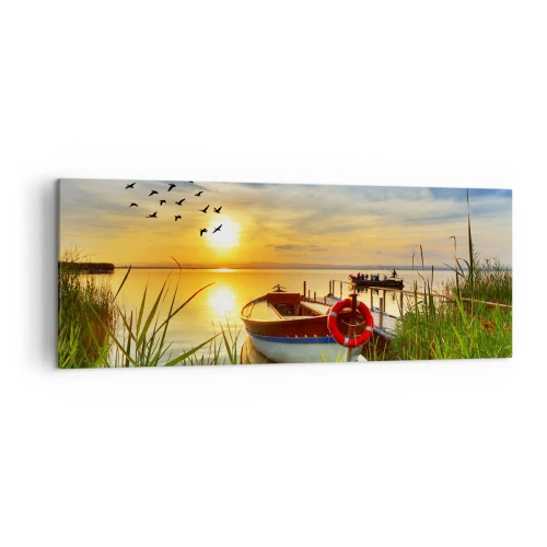 Impression sur toile - Image sur toile - Un bateau sur la rive d'un lac au coucher du soleil - 140x50cm - Les cormorans s'envolent déjà - Décoration murale moderne pour le salon et la chambre ARTTOR
