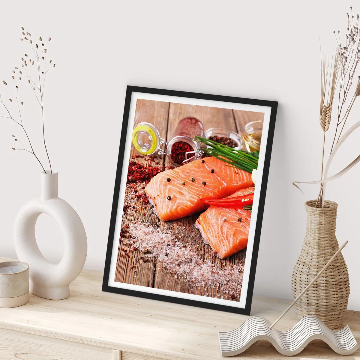Affiche dans un cadre noir - Poster - Filets de saumon aux épices sur fond rustique - 50x70cm - Aventure norvégienne dans la cuisine - Décoration murale moderne pour le salon et la chambre ARTTOR