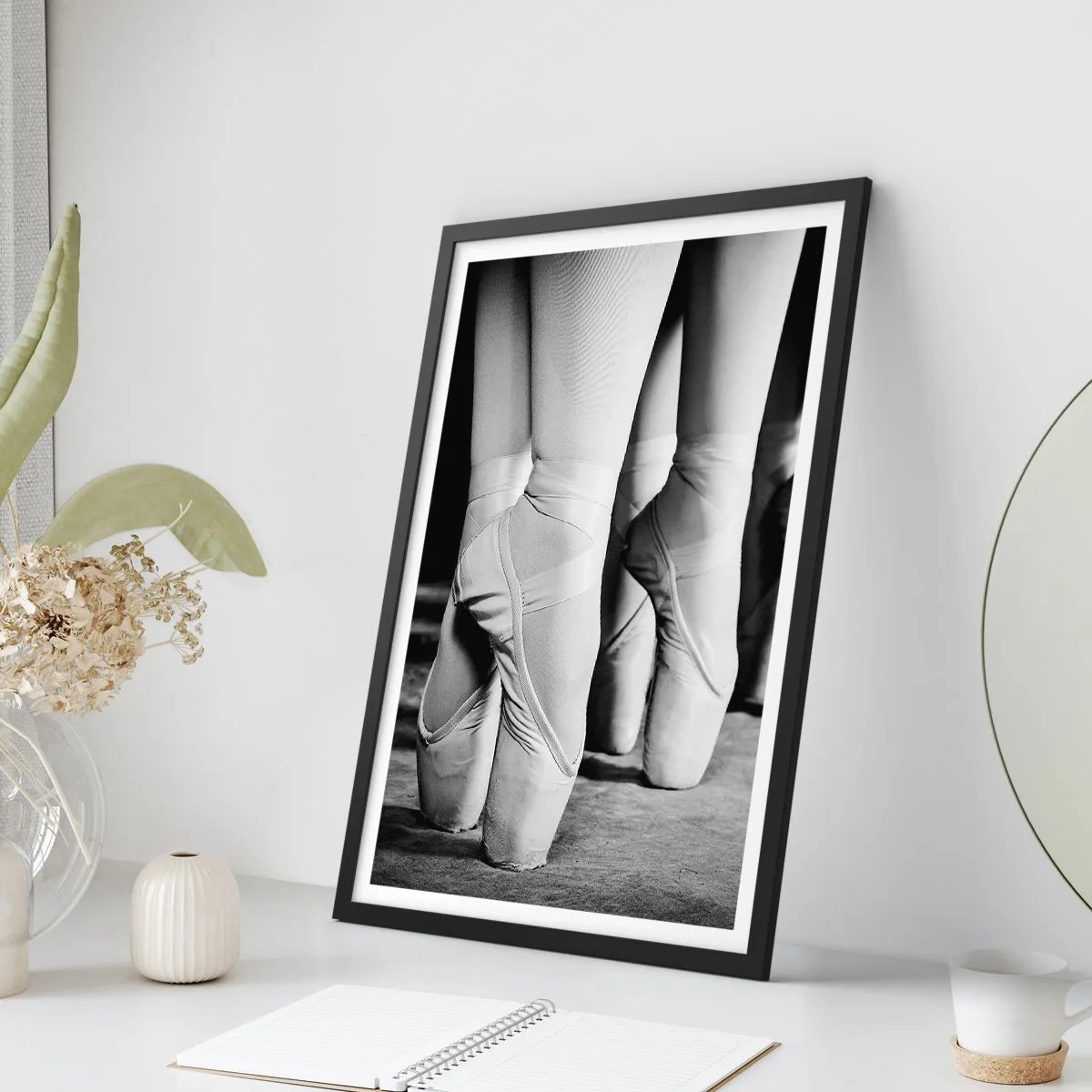 Affiche dans un cadre noir - Poster - Une affiche en noir et blanc représentant des chaussons de pointe de ballet. - 50x70cm - Ensemble, simple - Décoration murale moderne pour le salon et la chambre ARTTOR