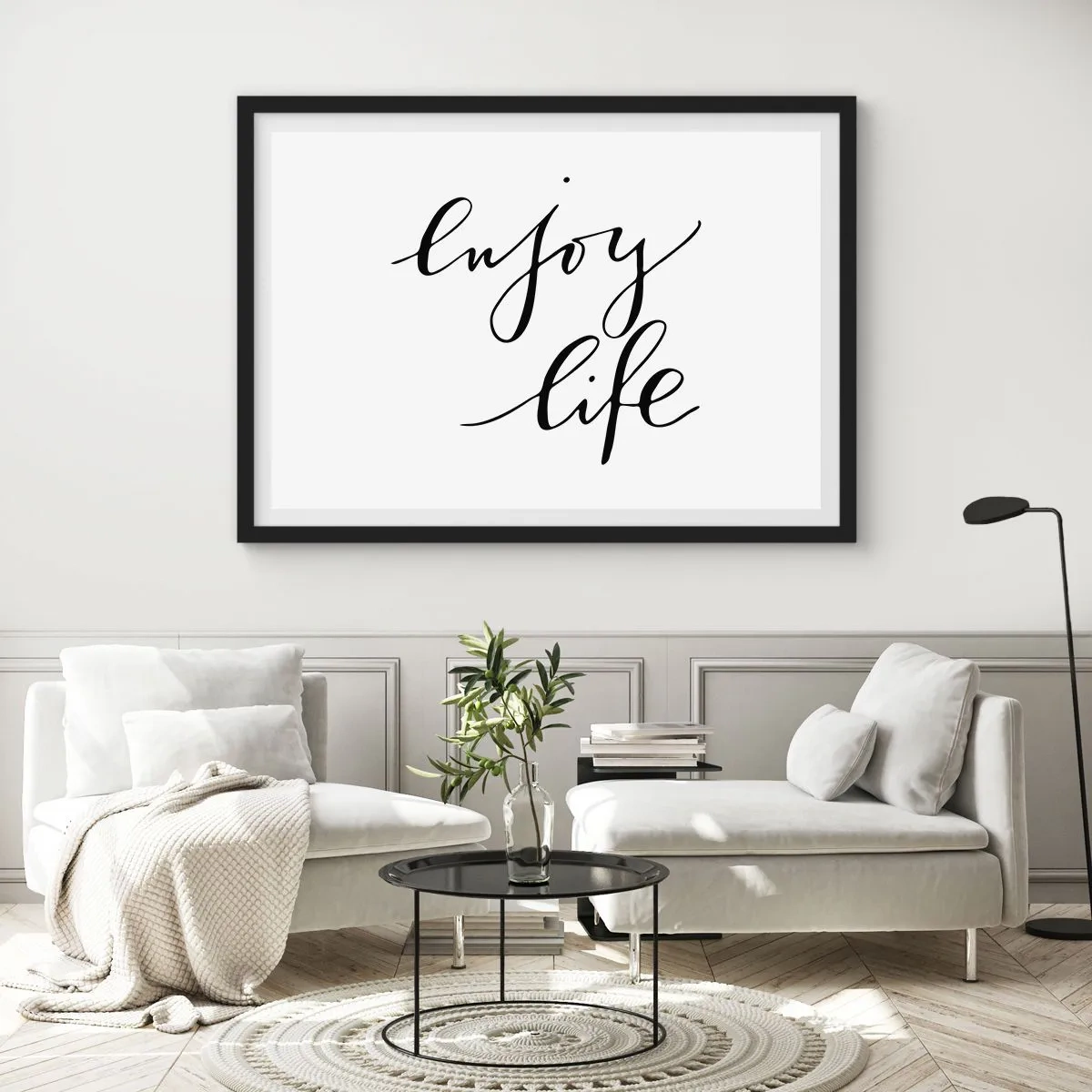 Affiche dans un cadre noir - Poster - La citation «Profitez de la vie» en calligraphie noire sur fond blanc - 100x70cm - Rien à ajouter.... - Décoration murale moderne pour le salon et la chambre ARTTOR