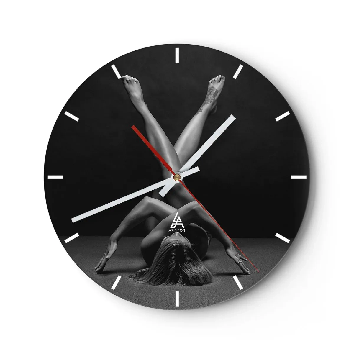 Horloge murale - Pendule murale - Silhouette artistique d'une femme dans une pose dynamique sur fond noir - 30x30cm - Géométrie de la nudité - Décoration murale moderne pour le salon, la cuisine et la chambre ARTTOR