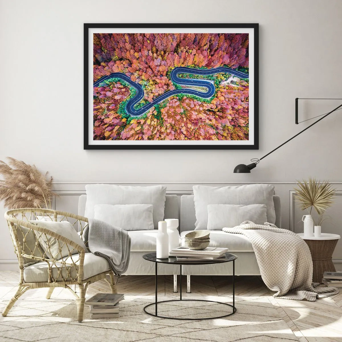 Affiche dans un cadre noir - Poster - Une route sinueuse dans une forêt d'automne vue à vol d'oiseau - 70x50cm - Route sinueuse à travers la forêt - Décoration murale moderne pour le salon et la chambre ARTTOR