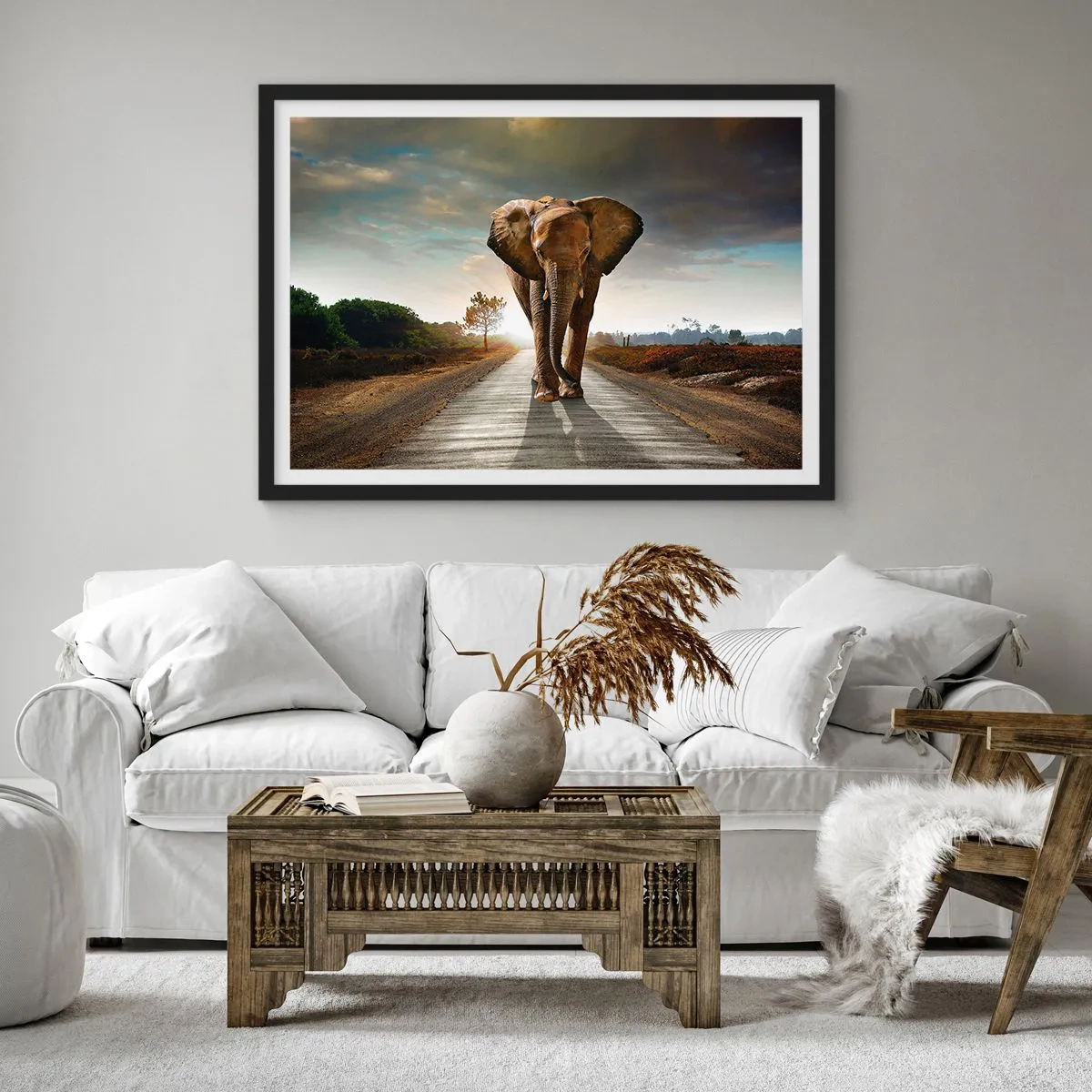 Affiche dans un cadre noir - Poster - Un éléphant marchant le long d'une route à travers un paysage au coucher du soleil - 100x70cm - Et pas du tout en porcelaine - Décoration murale moderne pour le salon et la chambre ARTTOR