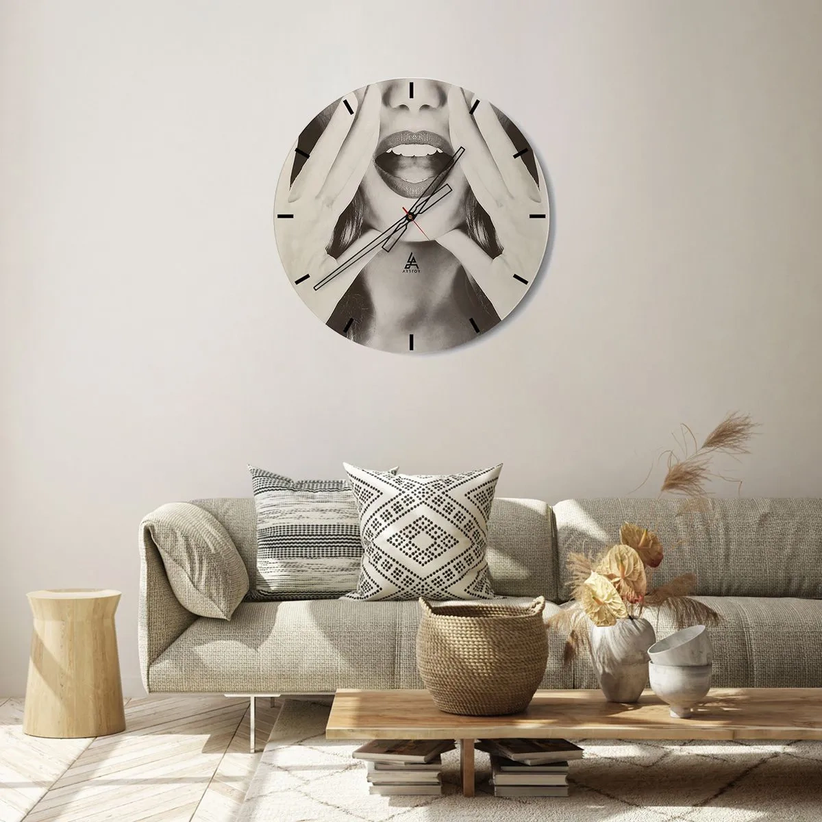 Horloge murale - Pendule murale - Prise de vue sépia artistique de la bouche et des mains d'une femme - 30x30cm - J'arrive! - Décoration murale moderne pour le salon, la cuisine et la chambre ARTTOR