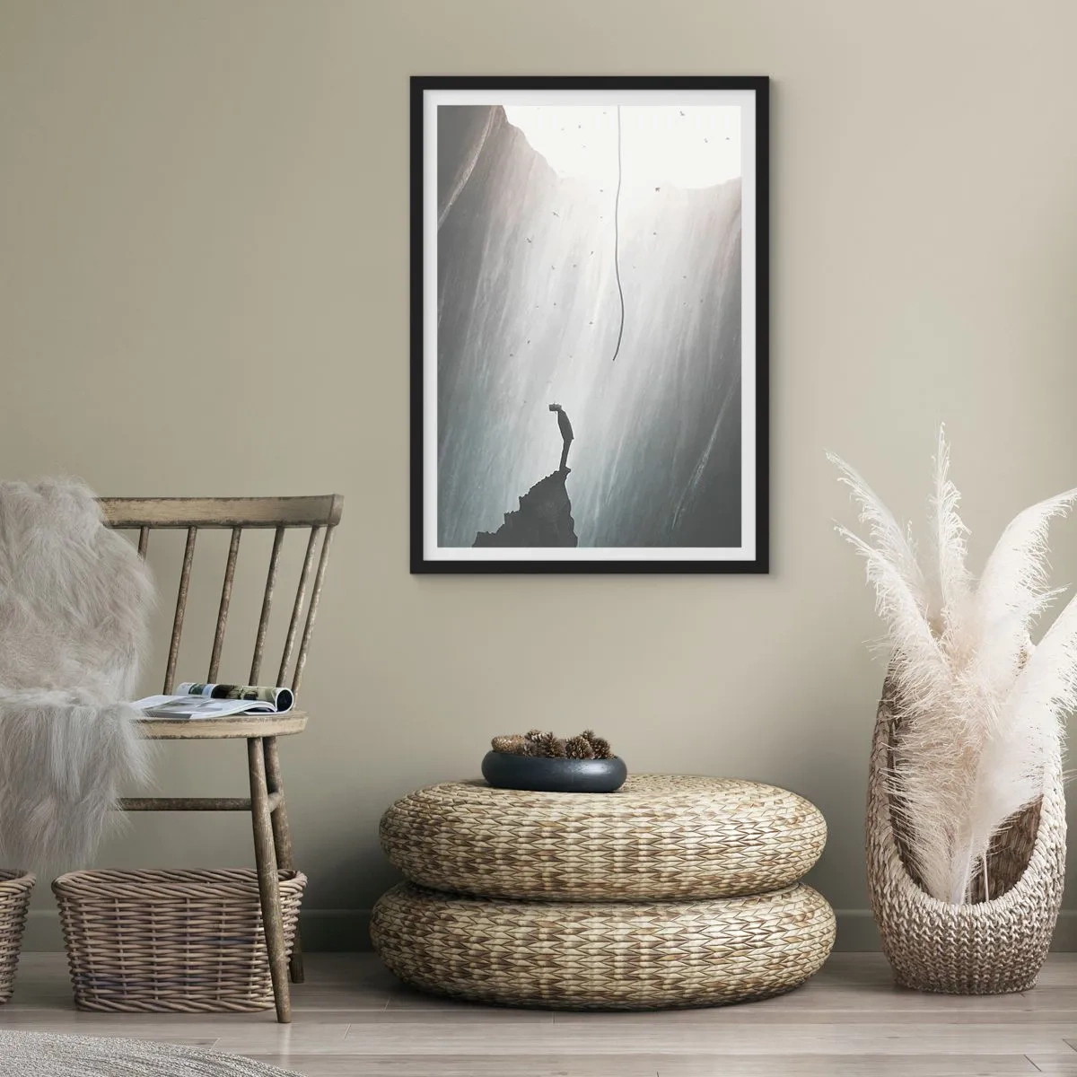 Affiche dans un cadre noir - Poster - Une silhouette au bord d'une falaise à la lumière de l'abîme - 50x70cm - Il y a toujours une issue - Décoration murale moderne pour le salon et la chambre ARTTOR