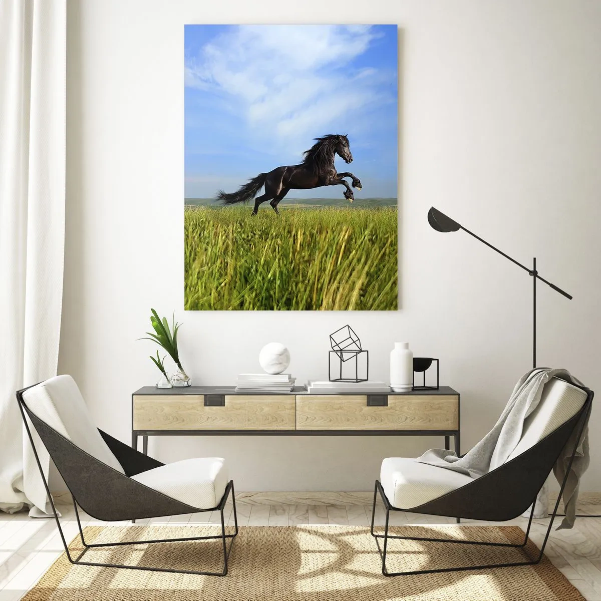 Impression sur verre - Image sur verre - Un cheval noir courant contre un ciel bleu et une prairie verte - 80x120cm - Un manifeste de liberté passionnant - Décoration murale moderne pour le salon et la chambre ARTTOR