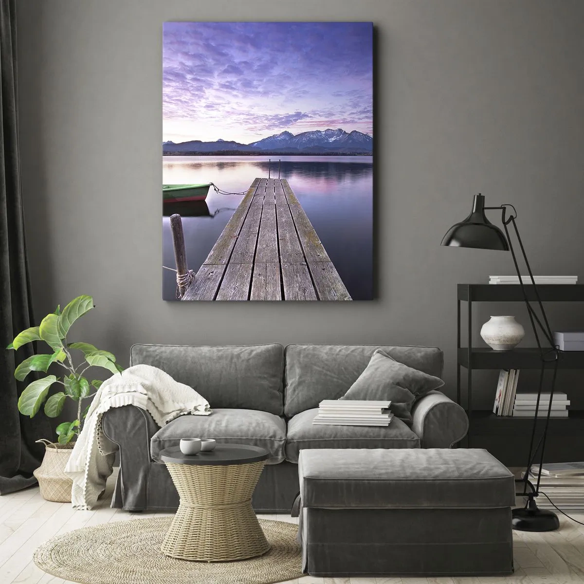 Impression sur toile - Image sur toile - Une jetée en bois avec un bateau sur un lac entouré de montagnes au coucher du soleil - 80x120cm - Silence amical - Décoration murale moderne pour le salon et la chambre ARTTOR