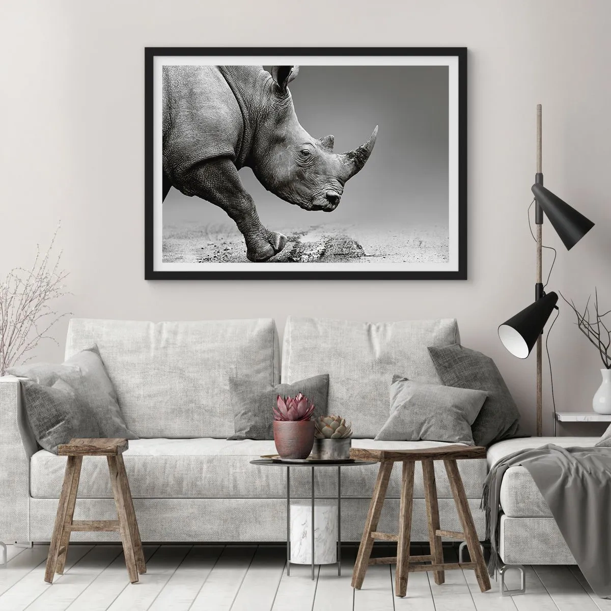 Affiche dans un cadre noir - Poster - Portrait d'un rhinocéros sur fond de désert gris - 70x50cm - Force inarrêtable - Décoration murale moderne pour le salon et la chambre ARTTOR