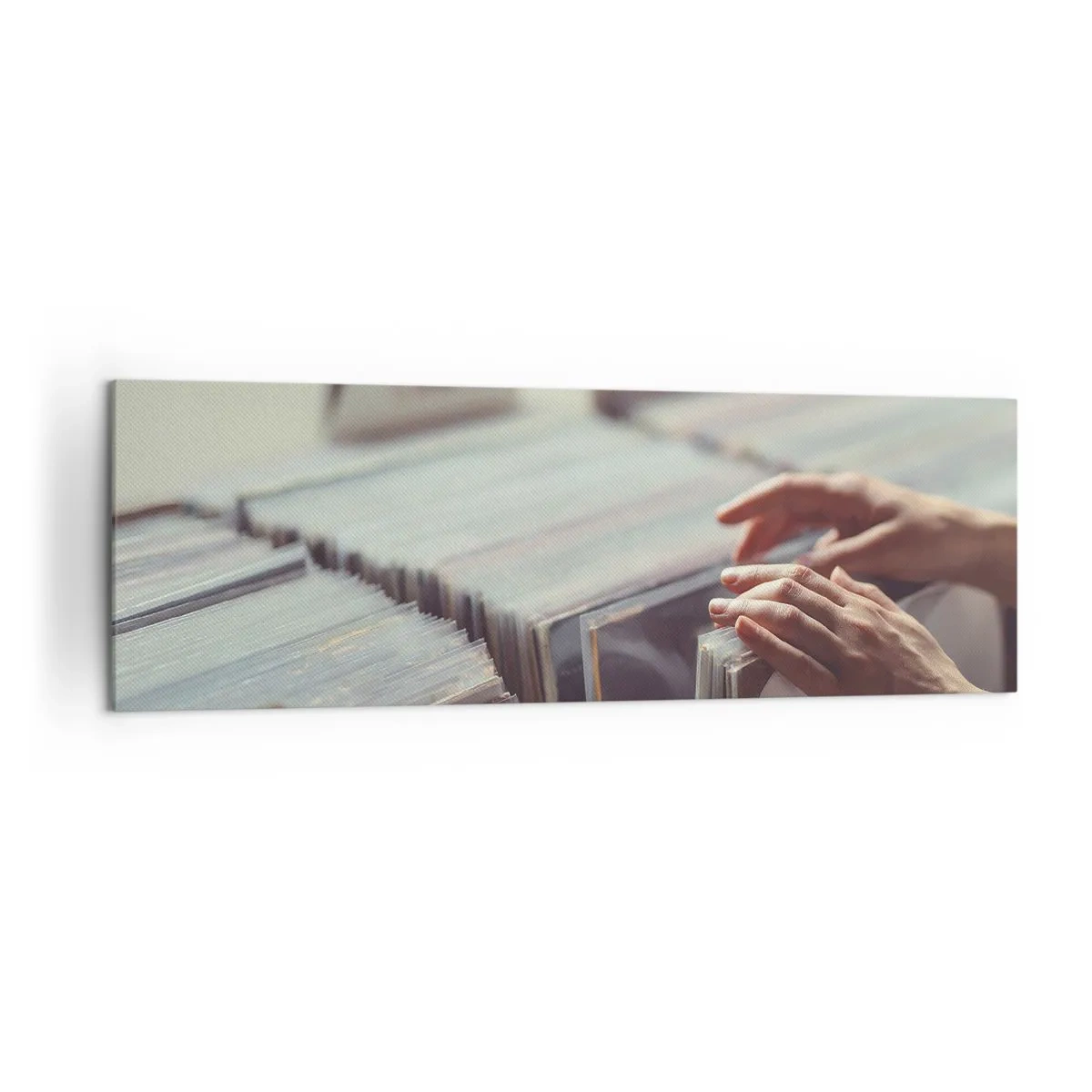Impression sur toile - Image sur toile - Mains regardant à travers une collection de vinyles - 160x50cm - A la recherche d'émotions - Décoration murale moderne pour le salon et la chambre ARTTOR