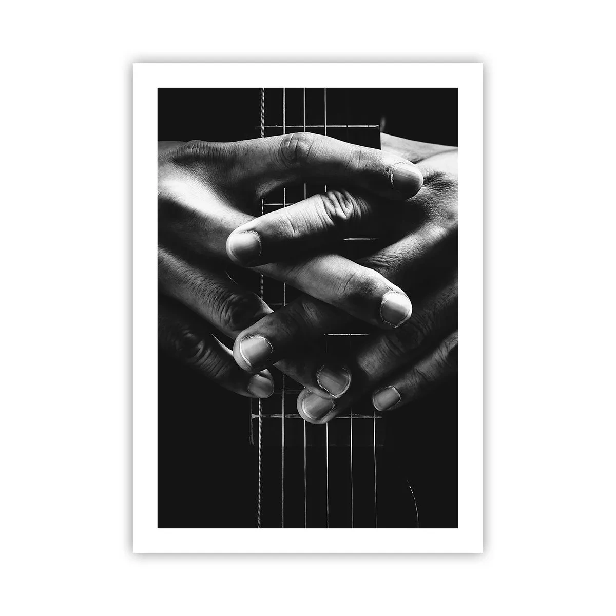 Affiche - Poster - Mains jointes sur les cordes d'une guitare en noir et blanc - 50x70cm - Prière d'artiste - Décoration murale moderne pour le salon et la chambre ARTTOR