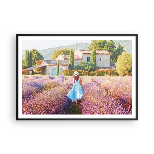 Affiche dans un cadre noir - Poster - Une femme en robe bleue marchant dans un champ de lavande avec vue sur une maison. - 100x70cm - Fille de la lavande - Décoration murale moderne pour le salon et la chambre ARTTOR