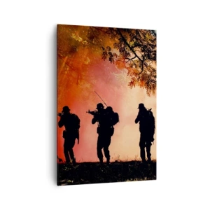 Impression sur toile - Image sur toile - Silhouettes de soldats dans la forêt contre le ciel orange - 70x100cm - … Tous pour un. - Décoration murale moderne pour le salon et la chambre ARTTOR