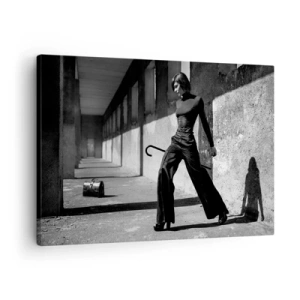 Impression sur toile - Image sur toile - Femme élégante dans un environnement industriel - 70x50cm - Élégance urbaine - Décoration murale moderne pour le salon et la chambre ARTTOR