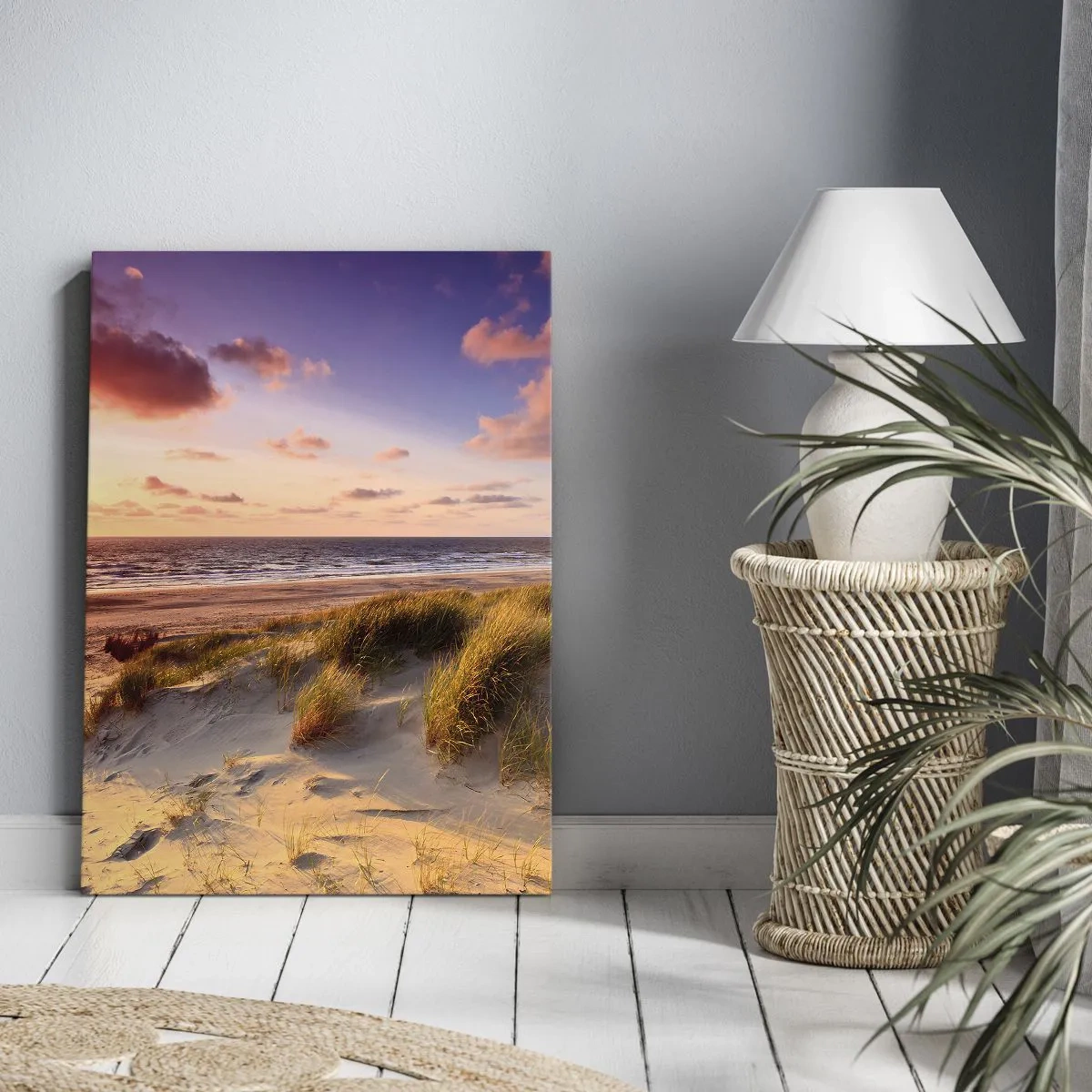 Impression sur toile - Image sur toile - Une plage herbeuse et un coucher de soleil sur une mer calme - 50x70cm - L'air sent déjà l'été - Décoration murale moderne pour le salon et la chambre ARTTOR