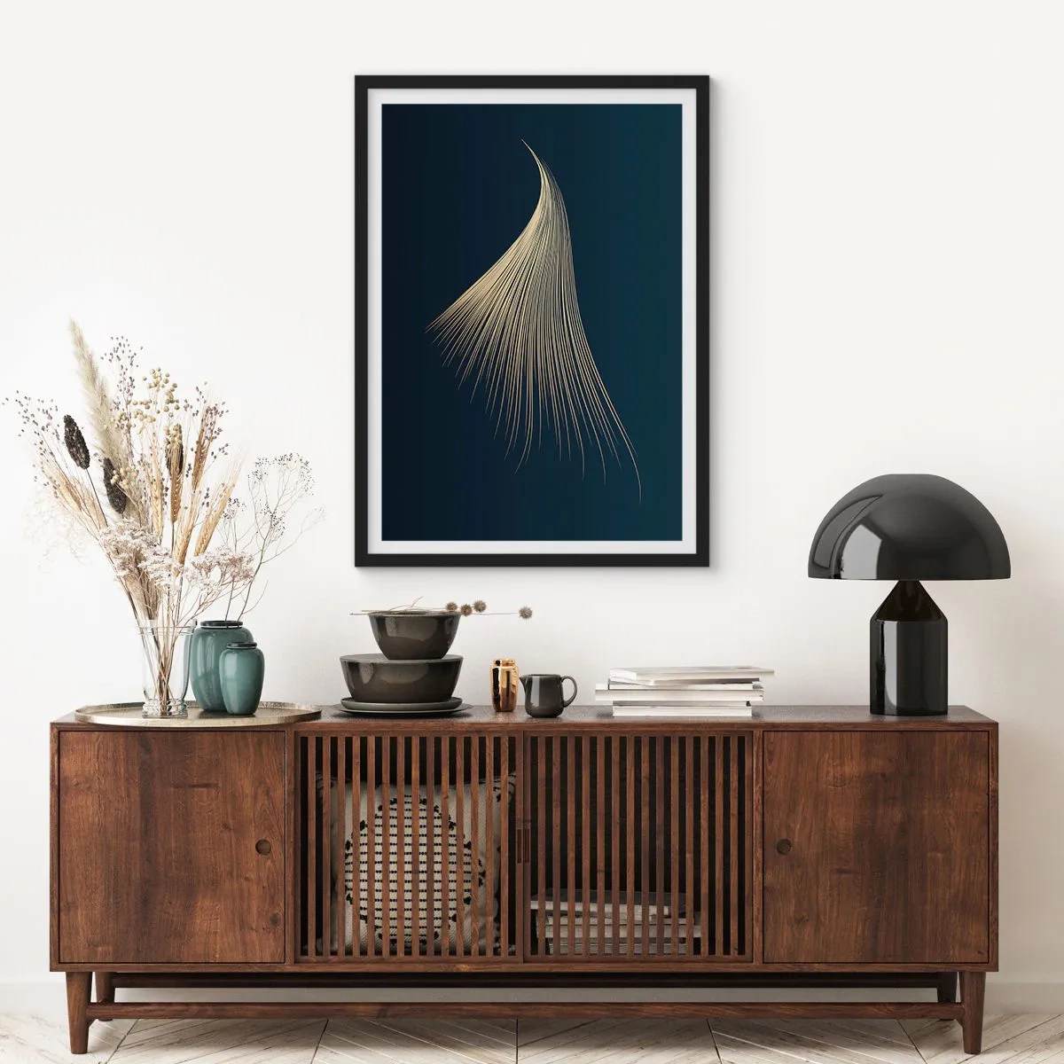 Affiche dans un cadre noir - Poster - Une forme abstraite dorée ressemblant à une mèche de cheveux sur un fond bleu marine. - 50x70cm - Comme les cheveux d'un ange - Décoration murale moderne pour le salon et la chambre ARTTOR