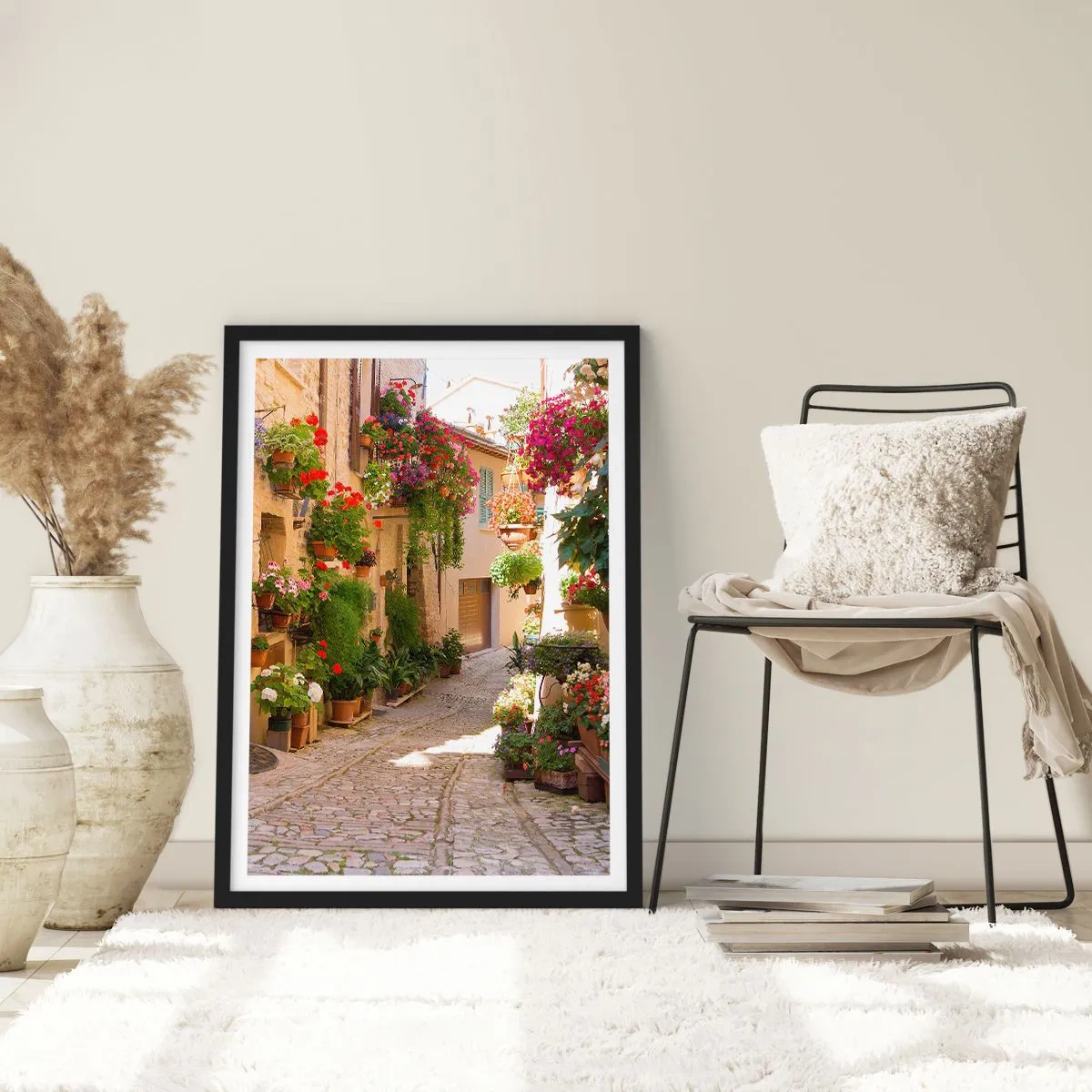 Affiche dans un cadre noir - Poster - Une rue fleurie avec un pavé en pierre et des pots de fleurs - 50x70cm - Une inondation de fleurs - Décoration murale moderne pour le salon et la chambre ARTTOR