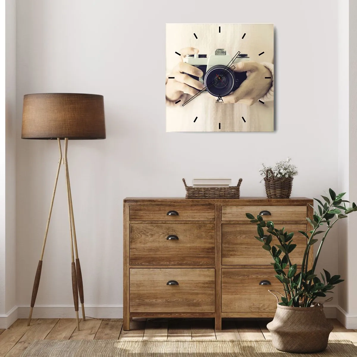 Horloge murale - Pendule murale - Appareil photo rétro tenu en main sur un fond clair - 30x30cm - Pour voir plus ... - Décoration murale moderne pour le salon et la chambre ARTTOR