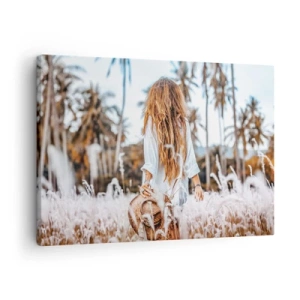 Impression sur toile - Image sur toile - Une femme dans un champ d'herbe avec des palmiers en arrière-plan au coucher du soleil - 70x50cm - Né de peluches d'herbe - Décoration murale moderne pour le salon et la chambre ARTTOR